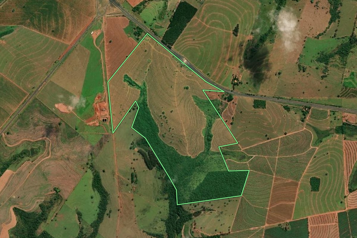 Imagem de satélite do imóvel rural em Regente Feijó (SP), com o contorno declarado no CAR desenhado por cima.