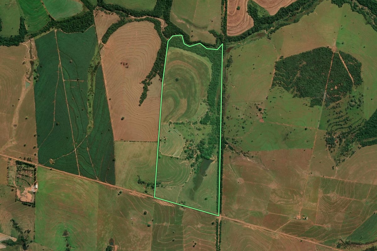 Imagem de satélite do imóvel rural em Regente Feijó (SP), com o contorno declarado no CAR desenhado por cima.