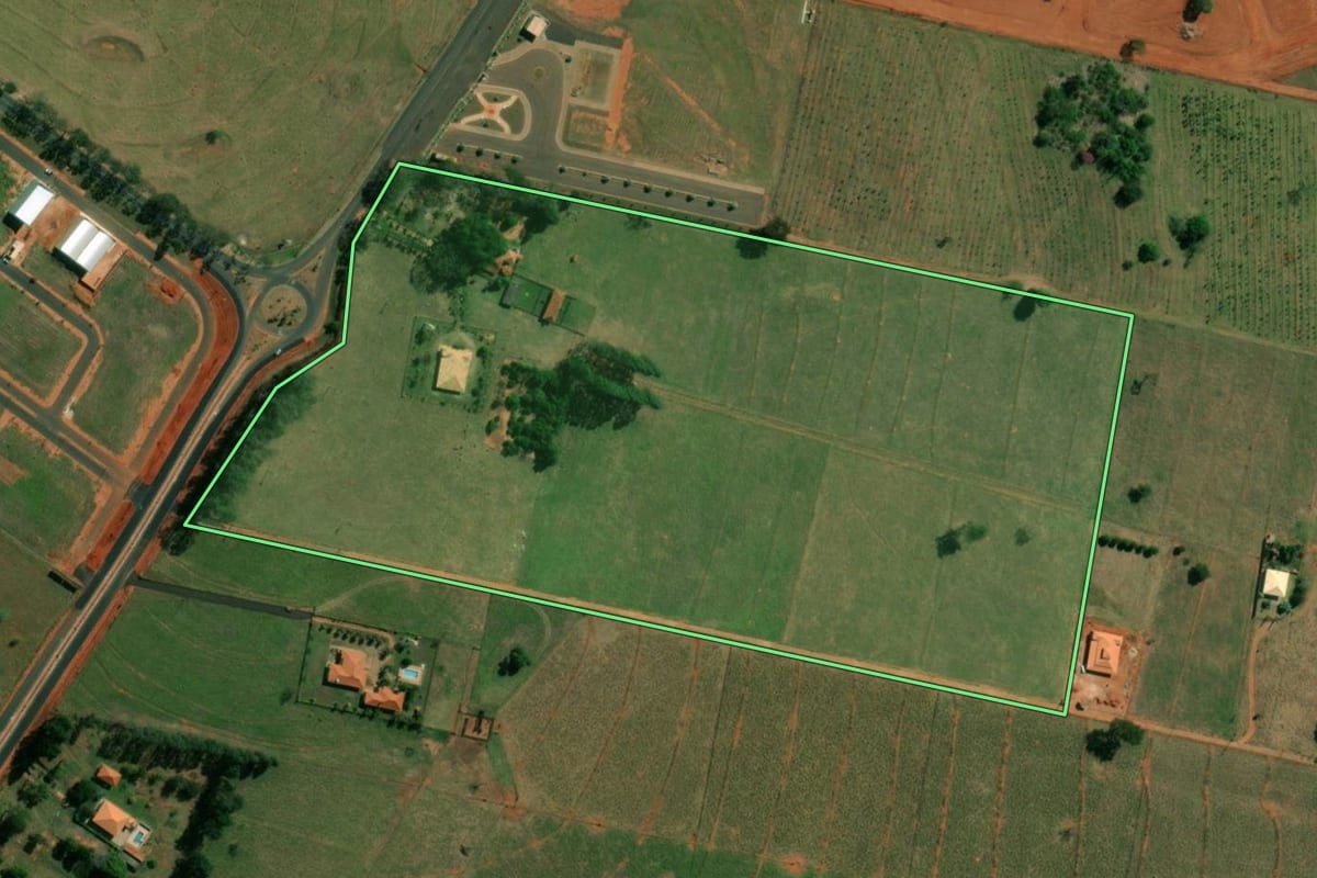 Imagem de satélite do imóvel rural em Regente Feijó (SP), com o contorno declarado no CAR desenhado por cima.