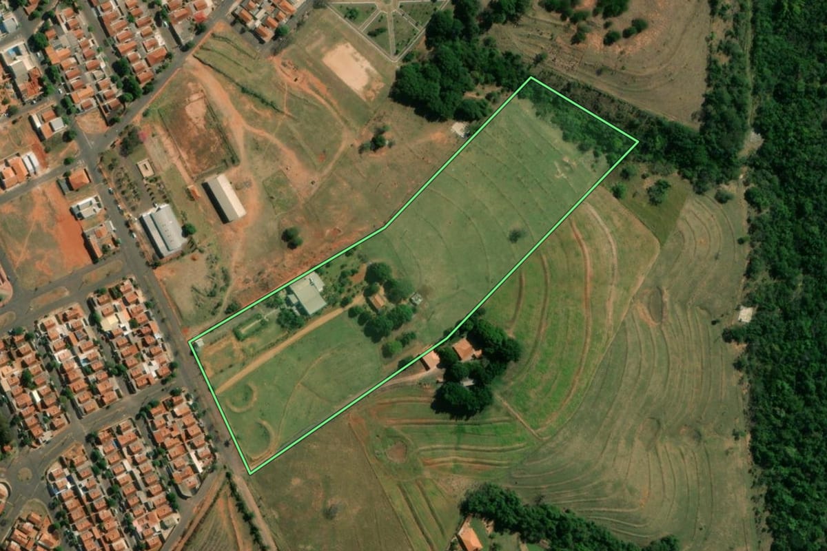 Imagem de satélite do imóvel rural em Regente Feijó (SP), com o contorno declarado no CAR desenhado por cima.