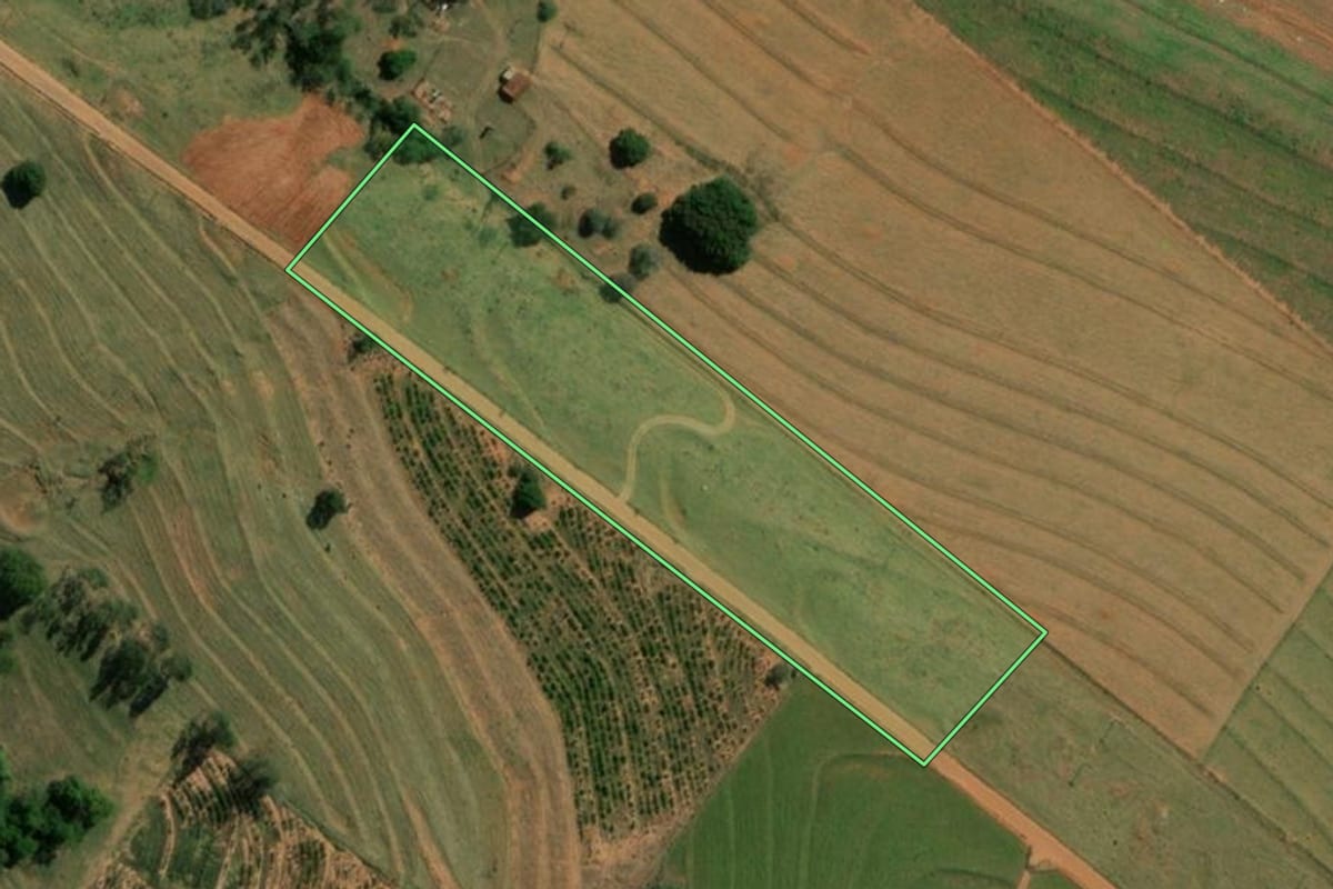 Imagem de satélite do imóvel rural em Regente Feijó (SP), com o contorno declarado no CAR desenhado por cima.