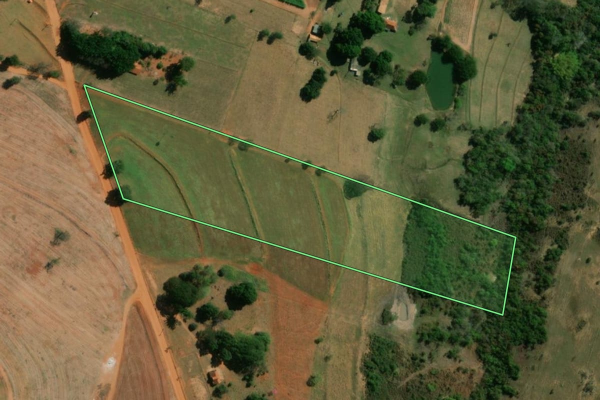 Imagem de satélite do imóvel rural em Regente Feijó (SP), com o contorno declarado no CAR desenhado por cima.