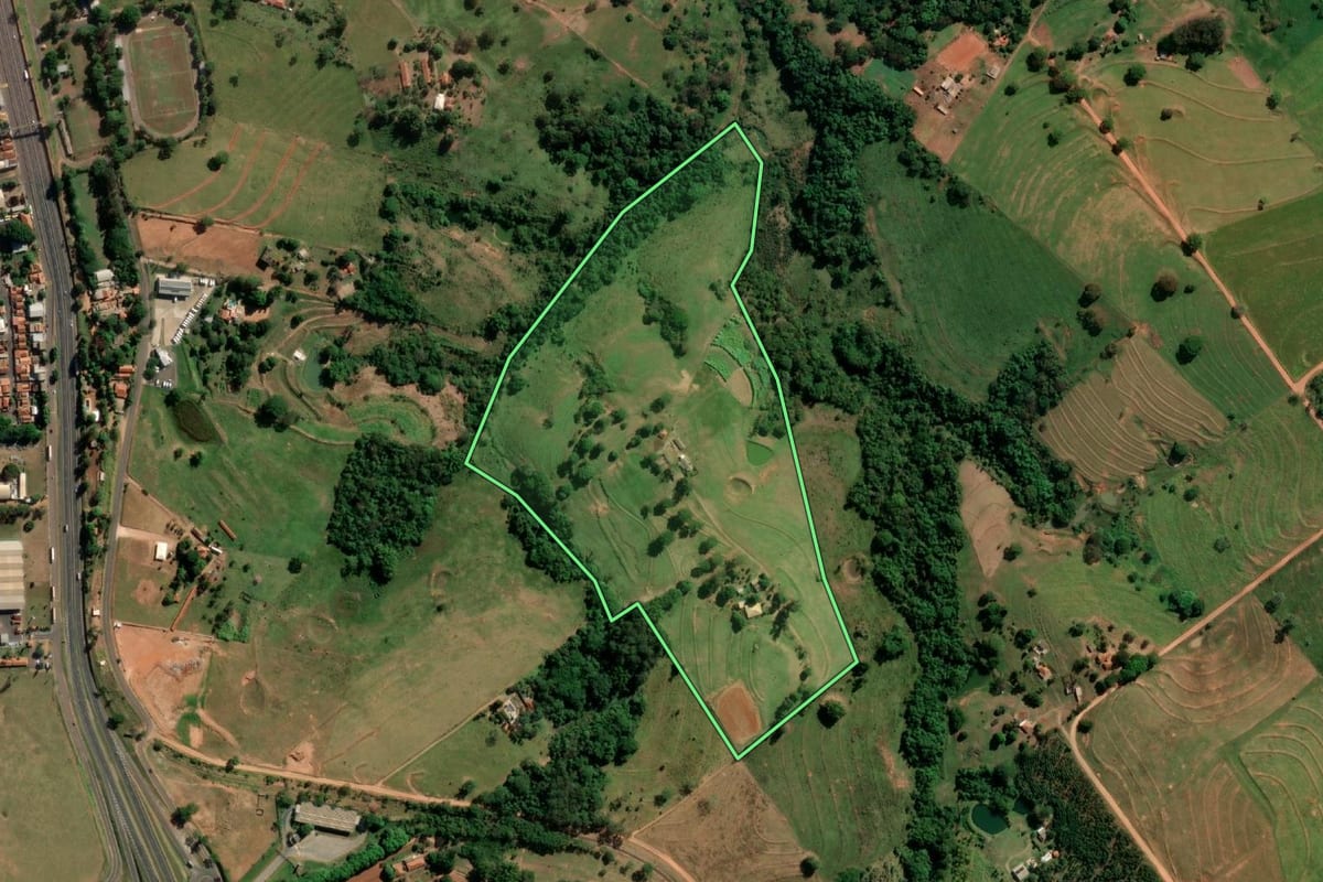 Imagem de satélite do imóvel rural em Regente Feijó (SP), com o contorno declarado no CAR desenhado por cima.