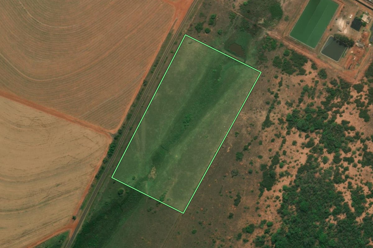 Imagem de satélite do imóvel rural em Reginópolis (SP), com o contorno declarado no CAR desenhado por cima.