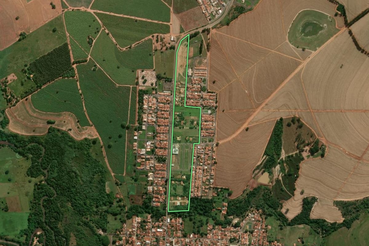 Imagem de satélite do imóvel rural em Reginópolis (SP), com o contorno declarado no CAR desenhado por cima.