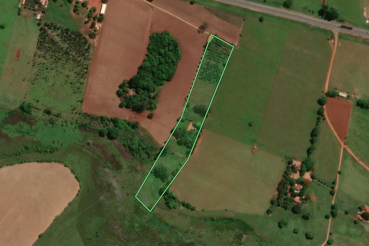Imagem de satélite do imóvel rural em Reginópolis (SP), com o contorno declarado no CAR desenhado por cima.