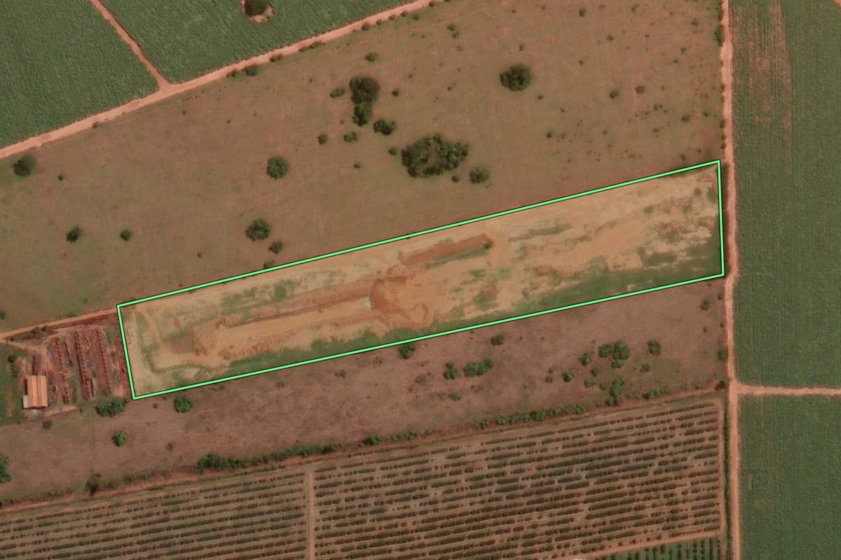 Imagem de satélite do imóvel rural em Reginópolis (SP), com o contorno declarado no CAR desenhado por cima.