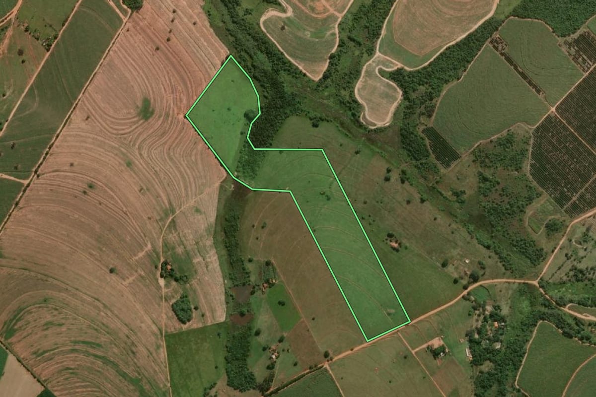 Imagem de satélite do imóvel rural em Reginópolis (SP), com o contorno declarado no CAR desenhado por cima.