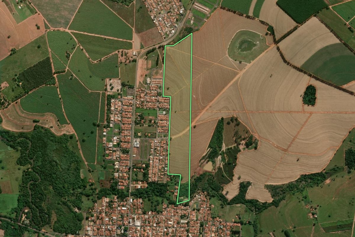 Imagem de satélite do imóvel rural em Reginópolis (SP), com o contorno declarado no CAR desenhado por cima.