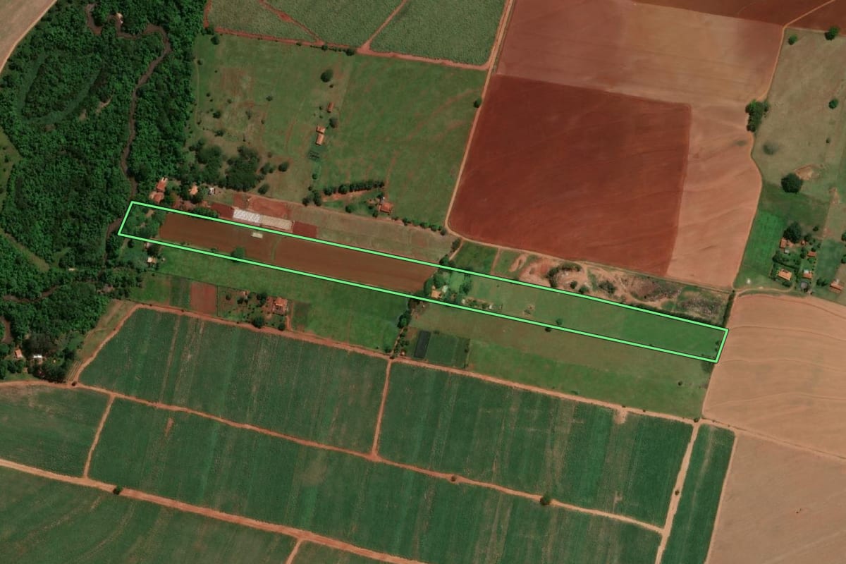 Imagem de satélite do imóvel rural em Reginópolis (SP), com o contorno declarado no CAR desenhado por cima.