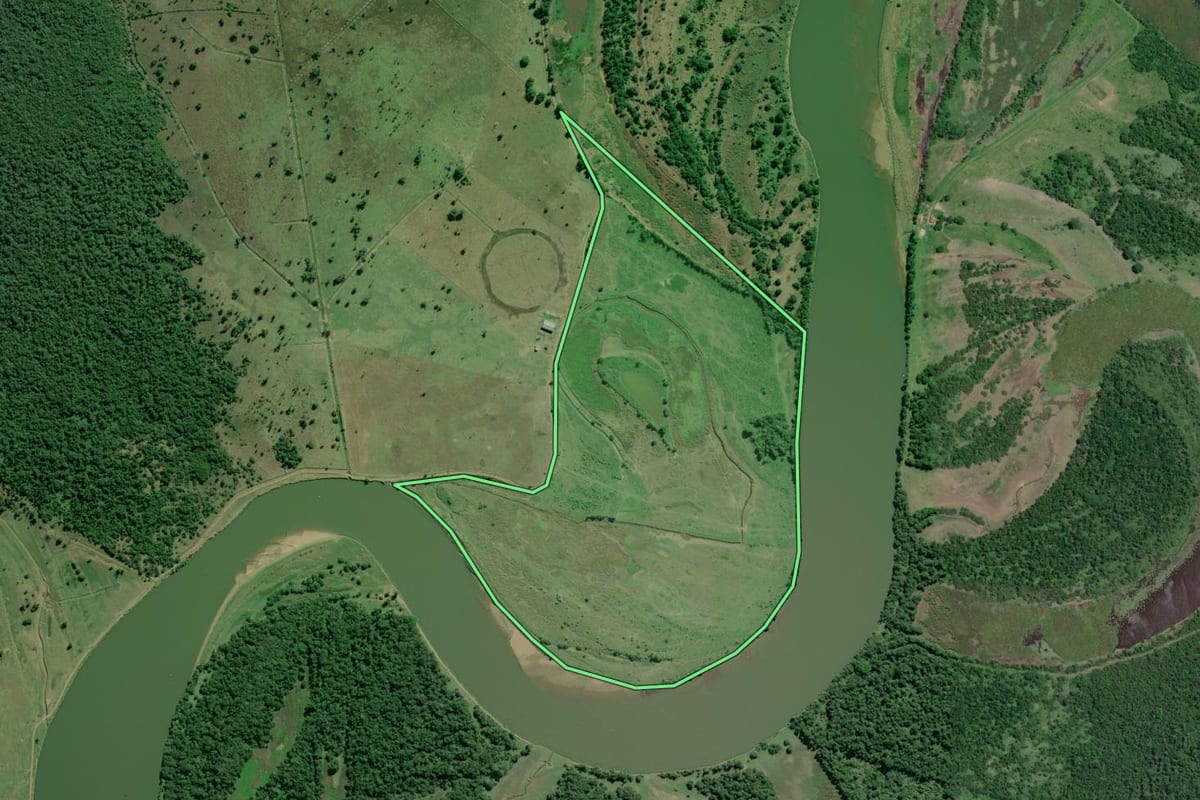 Imagem de satélite do imóvel rural em Registro (SP), com o contorno declarado no CAR desenhado por cima.