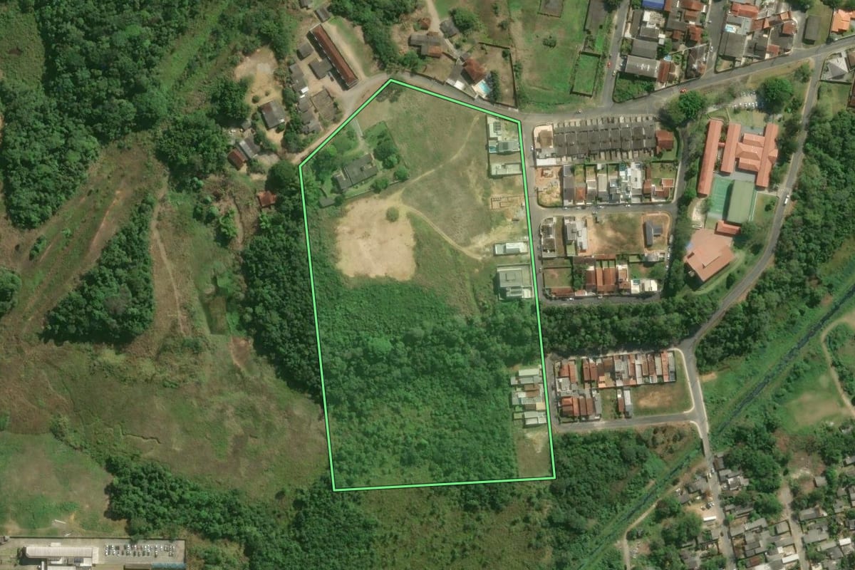 Imagem de satélite do imóvel rural em Registro (SP), com o contorno declarado no CAR desenhado por cima.