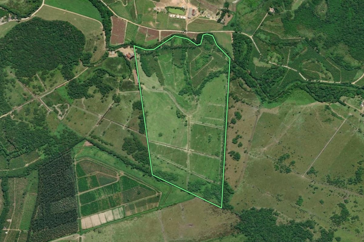 Imagem de satélite do imóvel rural em Registro (SP), com o contorno declarado no CAR desenhado por cima.