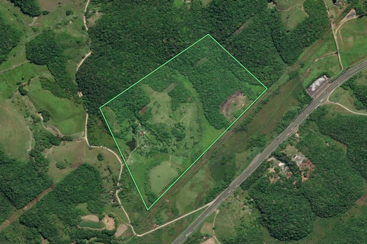 Imagem de satélite do imóvel rural em Registro (SP), com o contorno declarado no CAR desenhado por cima.