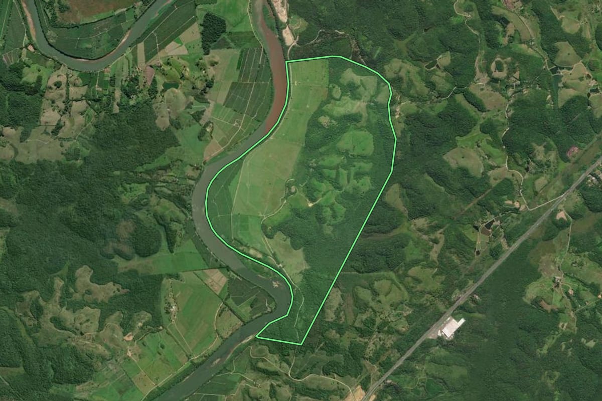 Imagem de satélite do imóvel rural em Registro (SP), com o contorno declarado no CAR desenhado por cima.