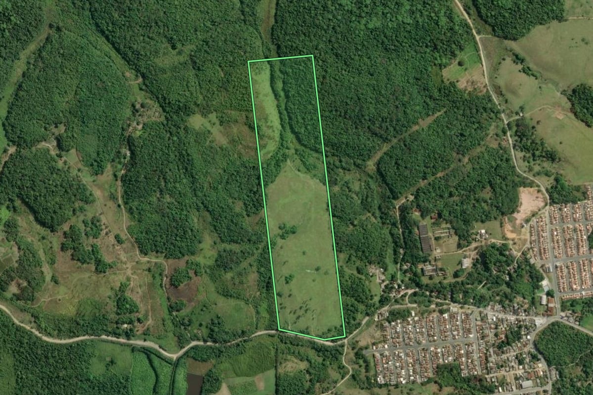 Imagem de satélite do imóvel rural em Registro (SP), com o contorno declarado no CAR desenhado por cima.
