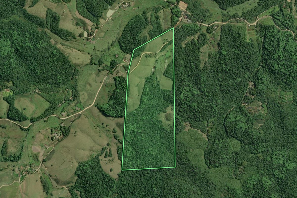 Imagem de satélite do imóvel rural em Registro (SP), com o contorno declarado no CAR desenhado por cima.