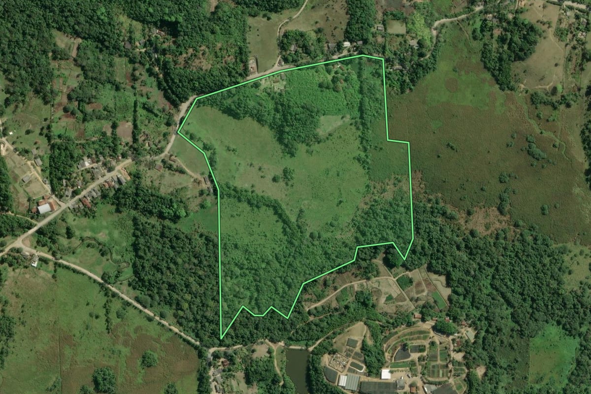Imagem de satélite do imóvel rural em Registro (SP), com o contorno declarado no CAR desenhado por cima.