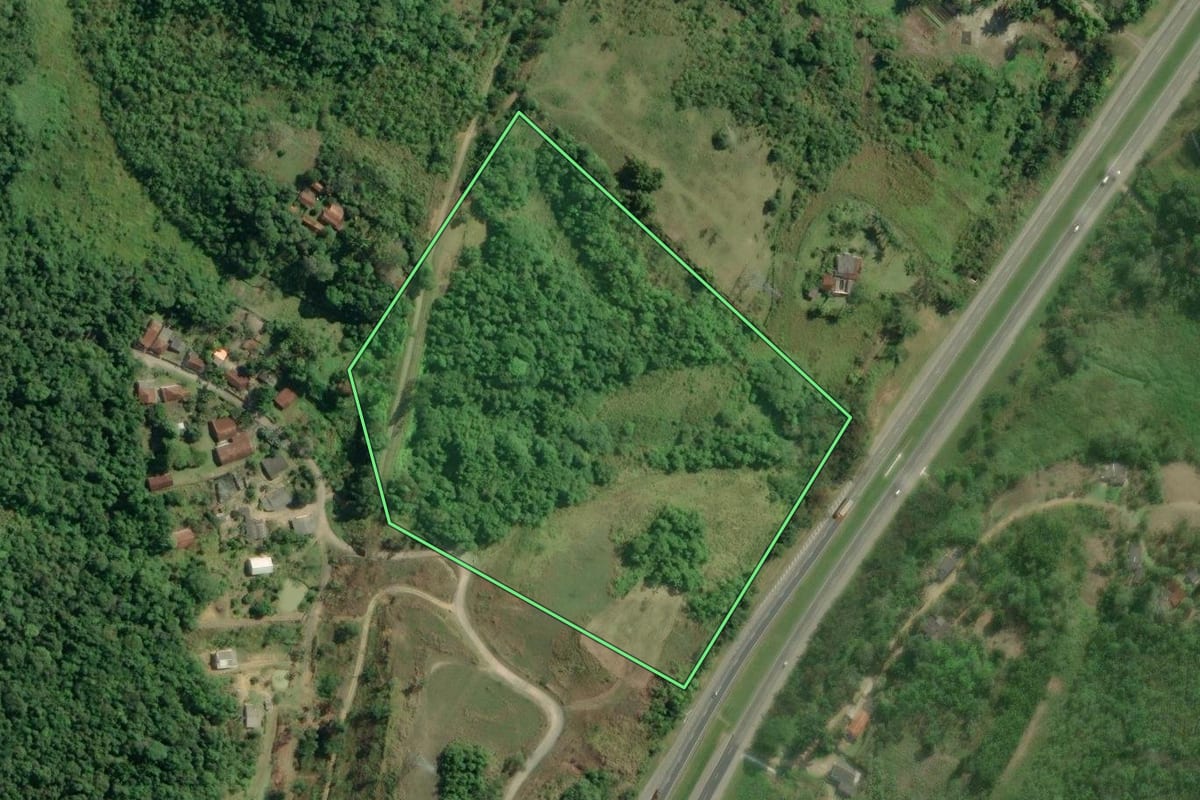Imagem de satélite do imóvel rural em Registro (SP), com o contorno declarado no CAR desenhado por cima.
