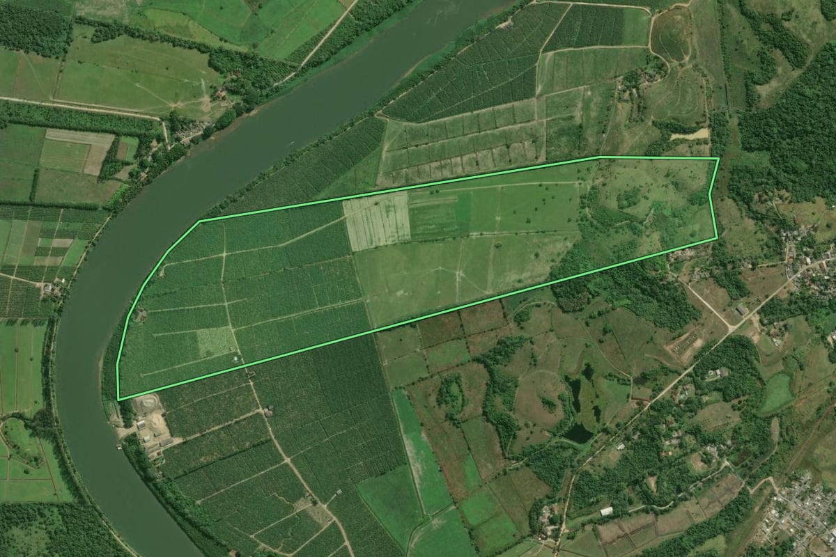 Imagem de satélite do imóvel rural em Registro (SP), com o contorno declarado no CAR desenhado por cima.