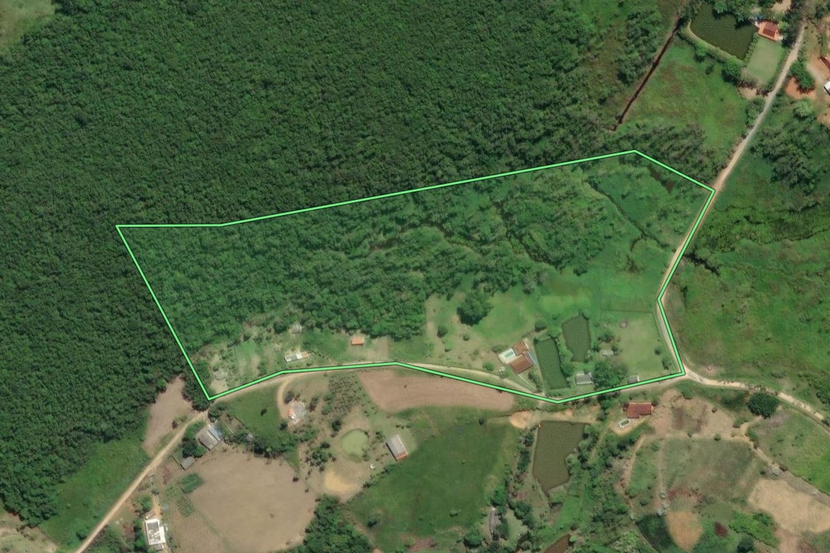 Imagem de satélite do imóvel rural em Registro (SP), com o contorno declarado no CAR desenhado por cima.