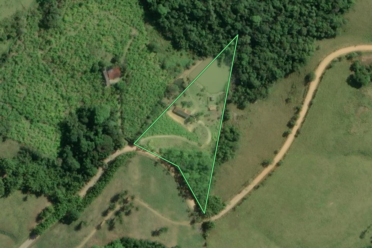 Imagem de satélite do imóvel rural em Registro (SP), com o contorno declarado no CAR desenhado por cima.