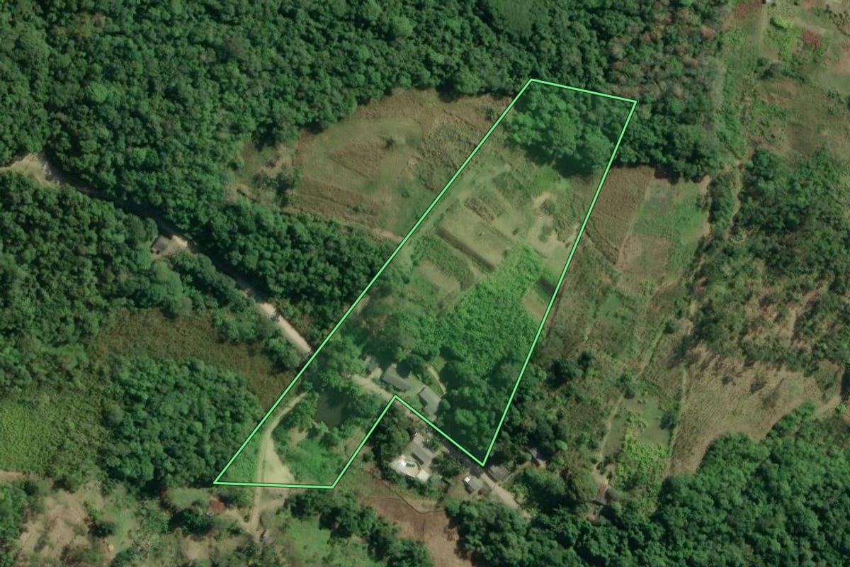 Imagem de satélite do imóvel rural em Registro (SP), com o contorno declarado no CAR desenhado por cima.