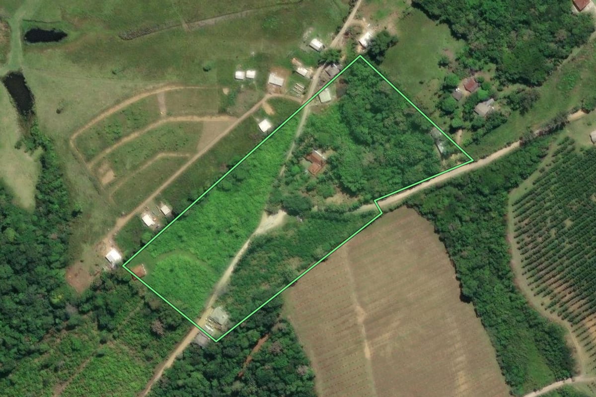 Imagem de satélite do imóvel rural em Registro (SP), com o contorno declarado no CAR desenhado por cima.