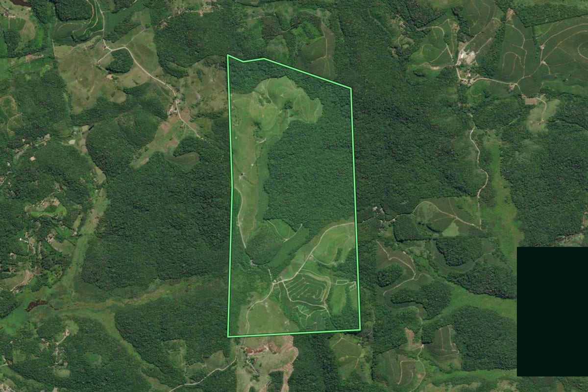 Imagem de satélite do imóvel rural em Registro (SP), com o contorno declarado no CAR desenhado por cima.