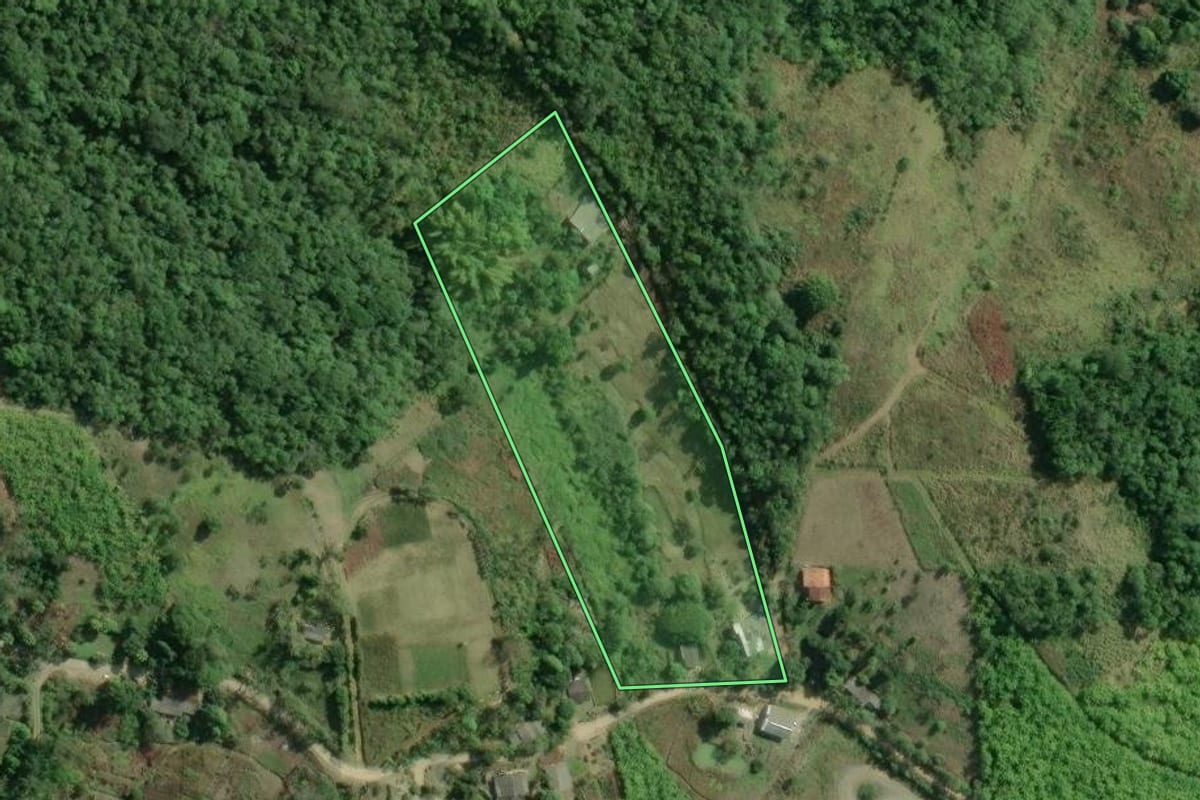 Imagem de satélite do imóvel rural em Registro (SP), com o contorno declarado no CAR desenhado por cima.