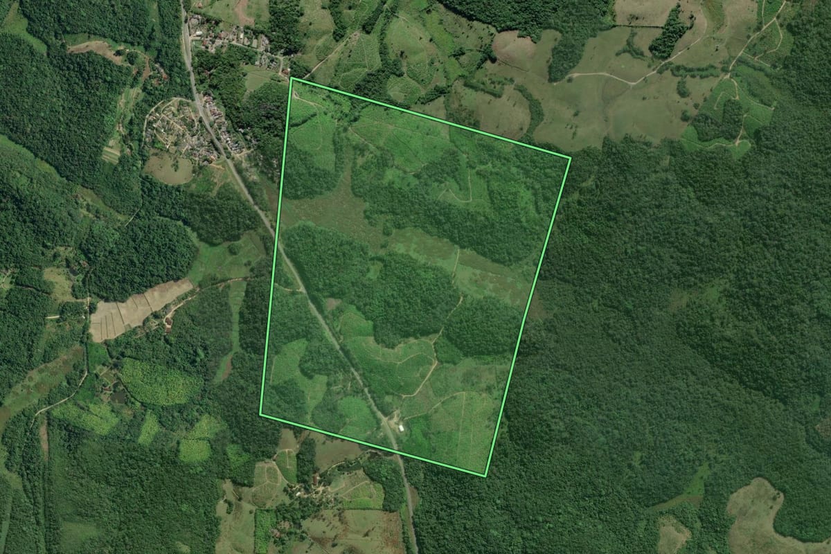 Imagem de satélite do imóvel rural em Registro (SP), com o contorno declarado no CAR desenhado por cima.