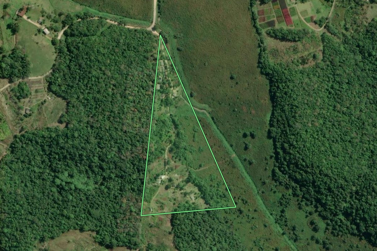 Imagem de satélite do imóvel rural em Registro (SP), com o contorno declarado no CAR desenhado por cima.