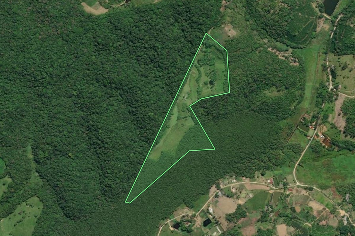 Imagem de satélite do imóvel rural em Registro (SP), com o contorno declarado no CAR desenhado por cima.