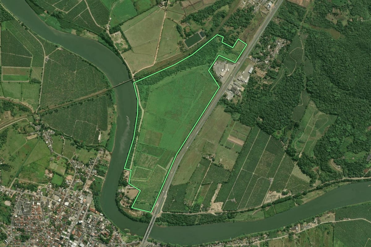 Imagem de satélite do imóvel rural em Registro (SP), com o contorno declarado no CAR desenhado por cima.