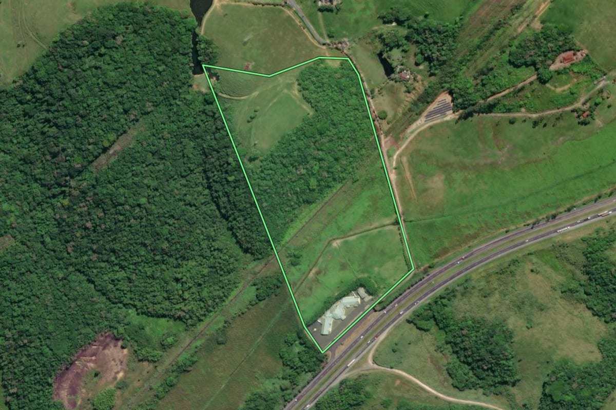 Imagem de satélite do imóvel rural em Registro (SP), com o contorno declarado no CAR desenhado por cima.
