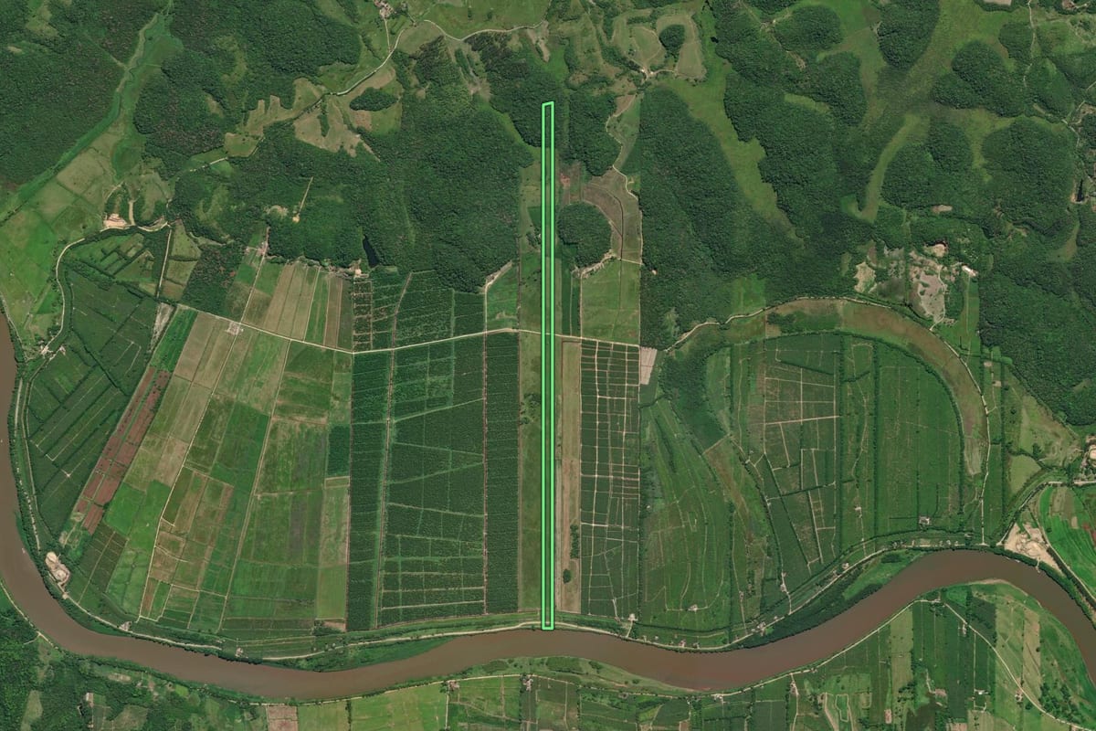 Imagem de satélite do imóvel rural em Registro (SP), com o contorno declarado no CAR desenhado por cima.