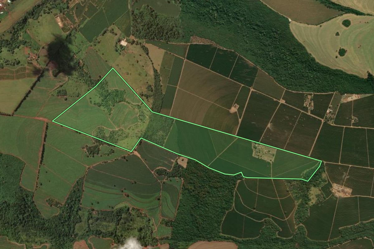 Imagem de satélite do imóvel rural em Restinga (SP), com o contorno declarado no CAR desenhado por cima.