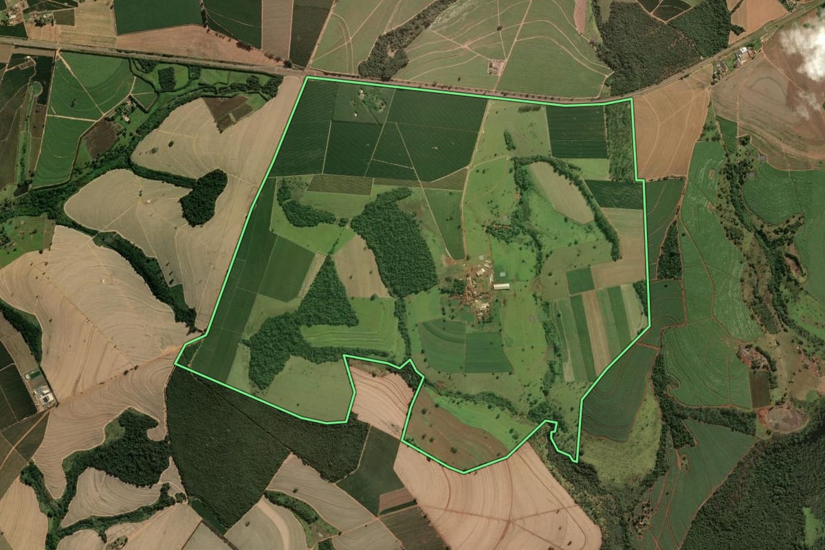 Imagem de satélite do imóvel rural em Restinga (SP), com o contorno declarado no CAR desenhado por cima.