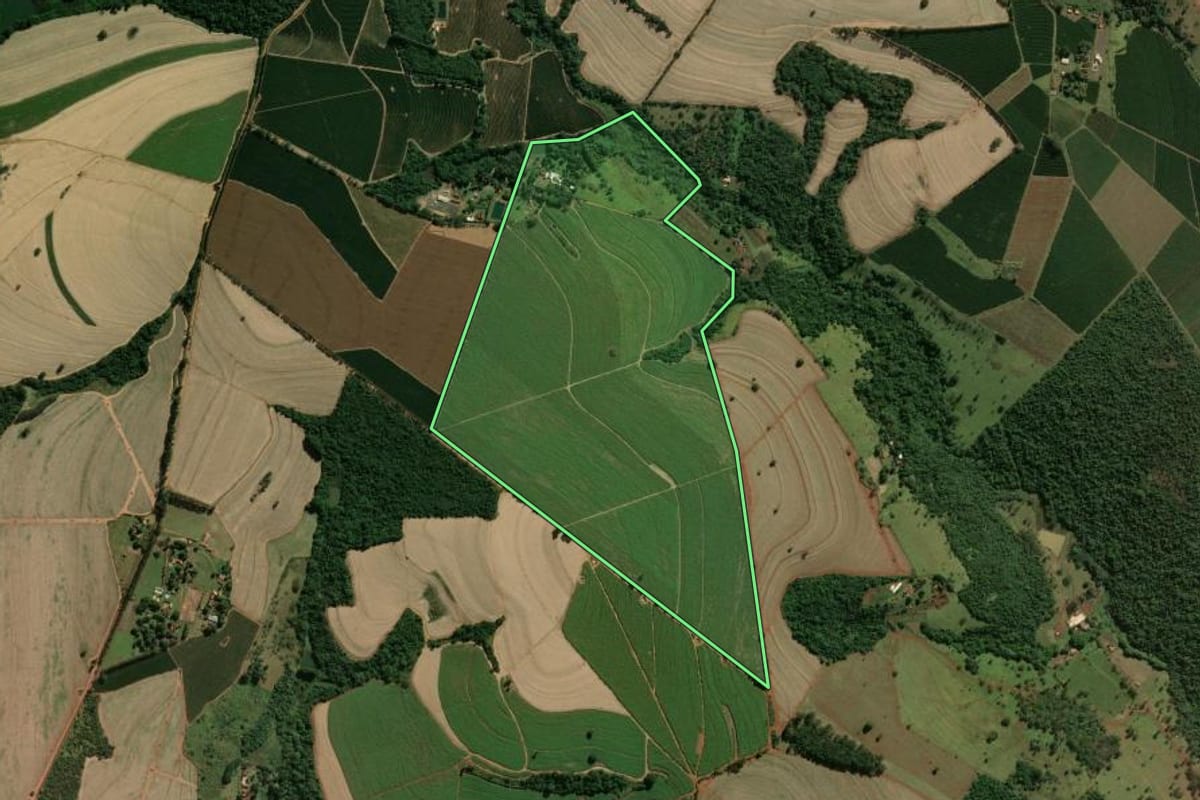 Imagem de satélite do imóvel rural em Restinga (SP), com o contorno declarado no CAR desenhado por cima.