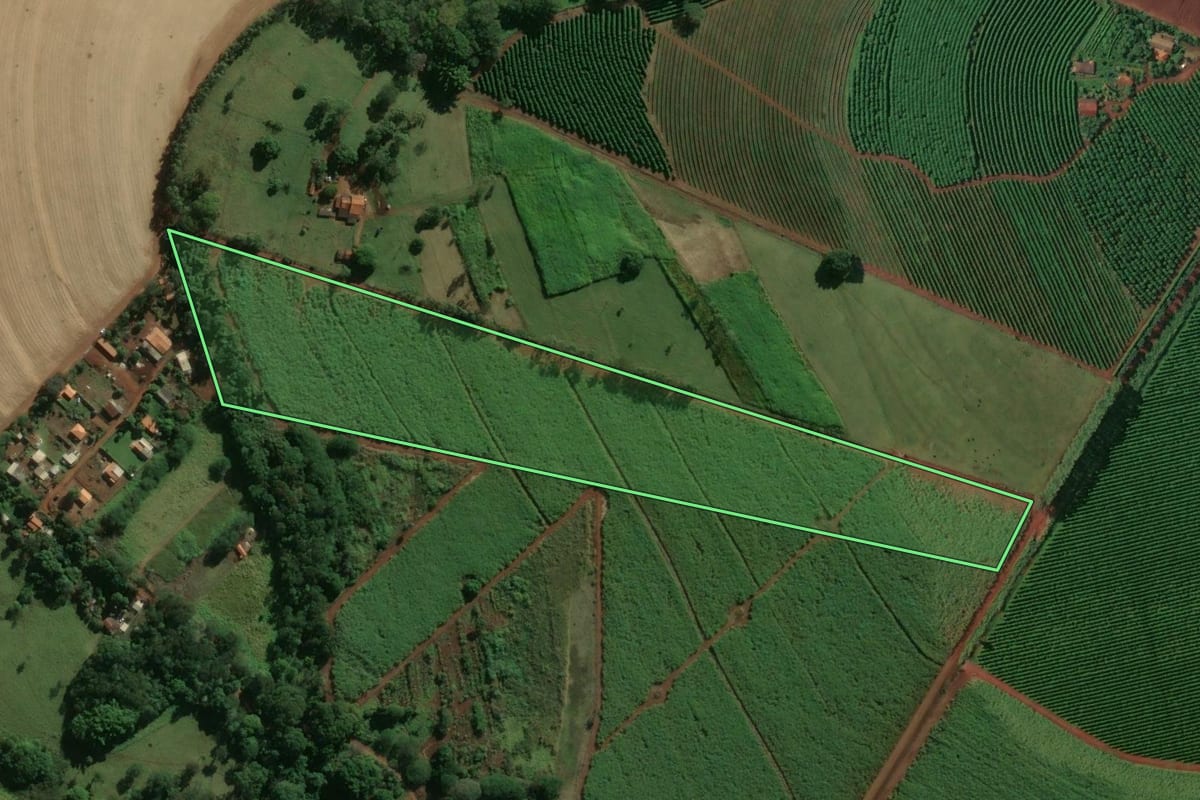 Imagem de satélite do imóvel rural em Restinga (SP), com o contorno declarado no CAR desenhado por cima.