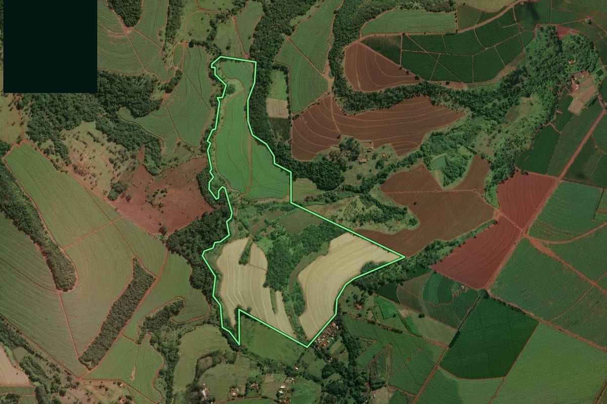 Imagem de satélite do imóvel rural em Restinga (SP), com o contorno declarado no CAR desenhado por cima.