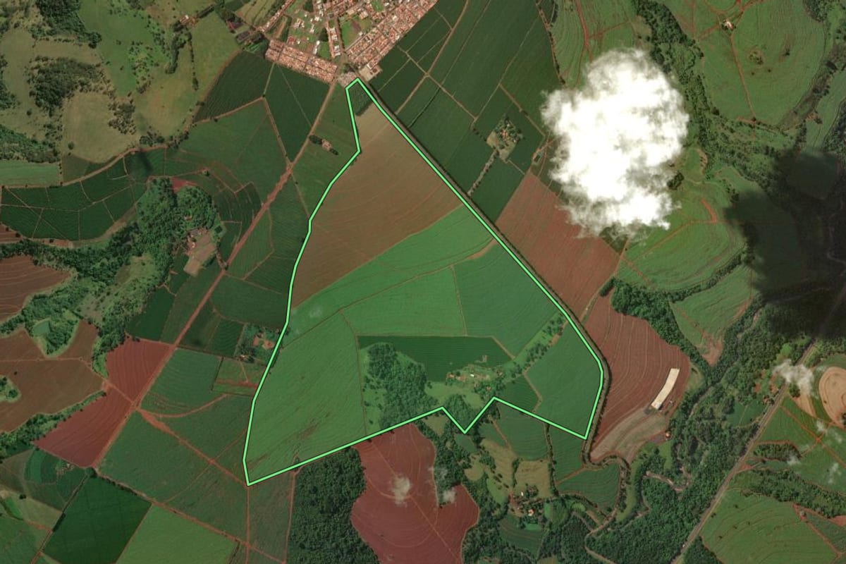 Imagem de satélite do imóvel rural em Restinga (SP), com o contorno declarado no CAR desenhado por cima.