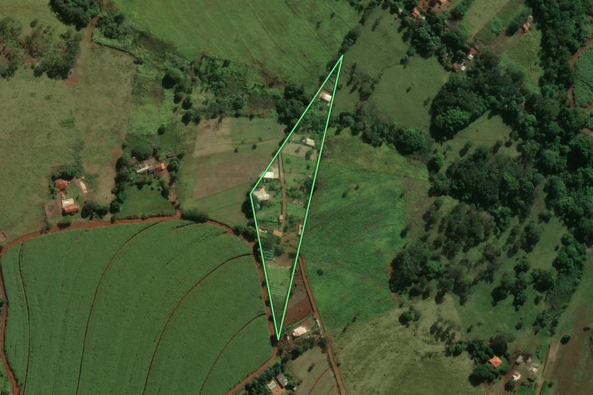 Imagem de satélite do imóvel rural em Restinga (SP), com o contorno declarado no CAR desenhado por cima.