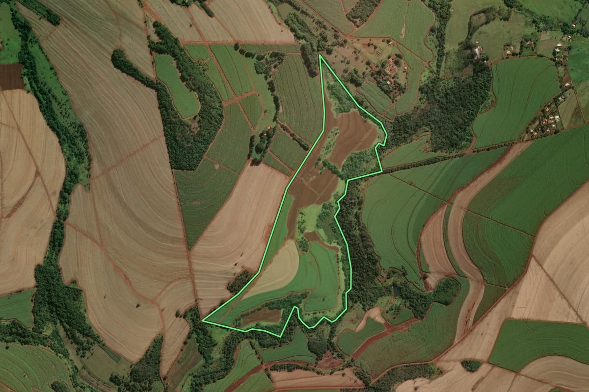 Imagem de satélite do imóvel rural em Restinga (SP), com o contorno declarado no CAR desenhado por cima.