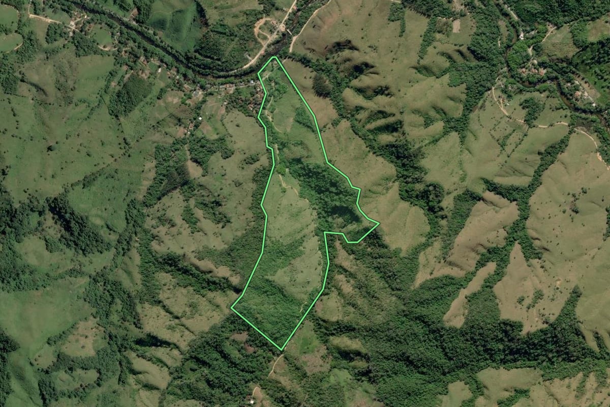 Imagem de satélite do imóvel rural em Ribeira (SP), com o contorno declarado no CAR desenhado por cima.