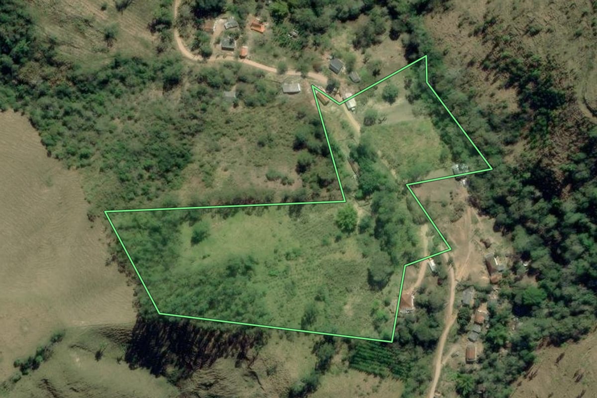 Imagem de satélite do imóvel rural em Ribeira (SP), com o contorno declarado no CAR desenhado por cima.