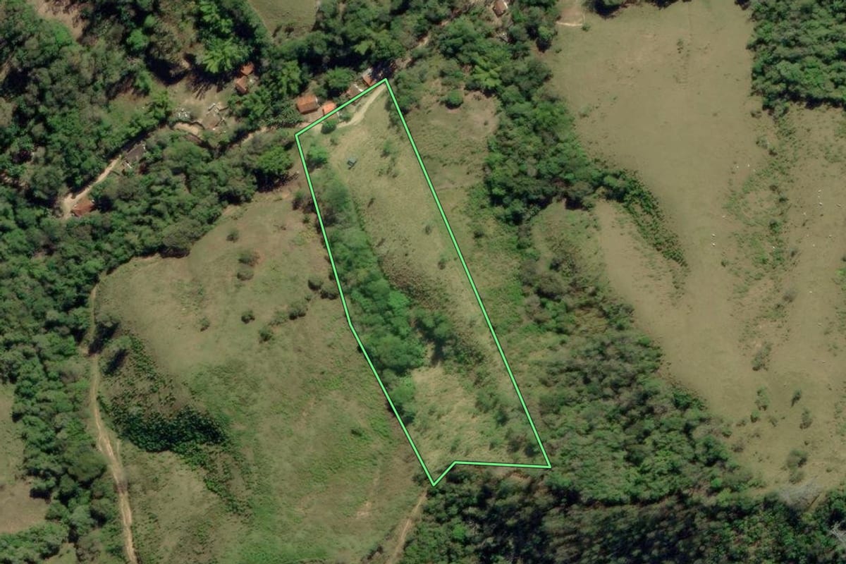 Imagem de satélite do imóvel rural em Ribeira (SP), com o contorno declarado no CAR desenhado por cima.