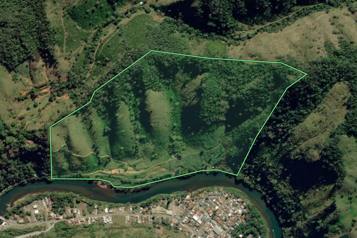 Imagem de satélite do imóvel rural em Ribeira (SP), com o contorno declarado no CAR desenhado por cima.