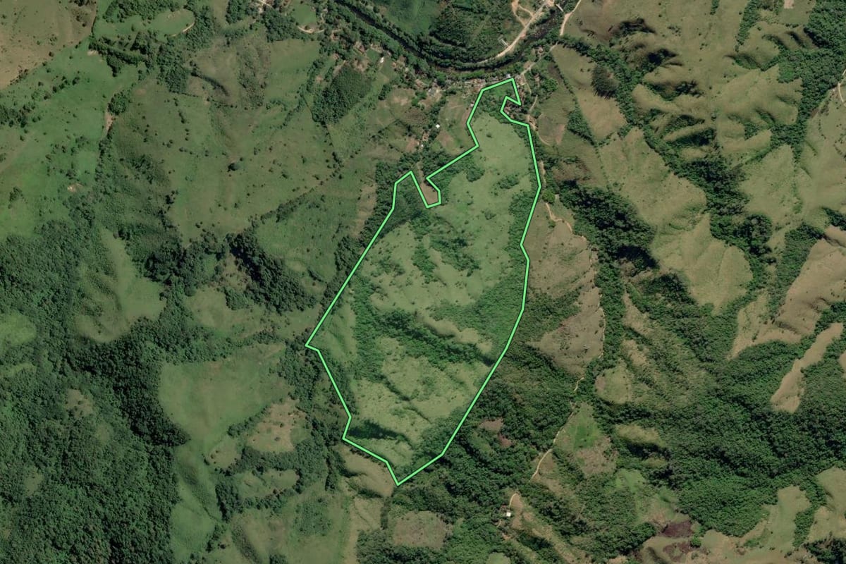 Imagem de satélite do imóvel rural em Ribeira (SP), com o contorno declarado no CAR desenhado por cima.