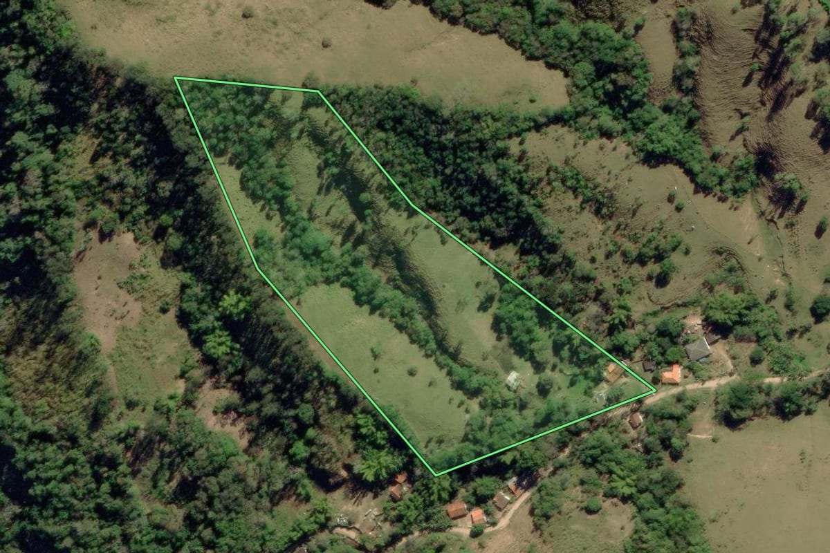 Imagem de satélite do imóvel rural em Ribeira (SP), com o contorno declarado no CAR desenhado por cima.